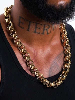 Man wearing the 15mm patterned belcher chain with a black vest