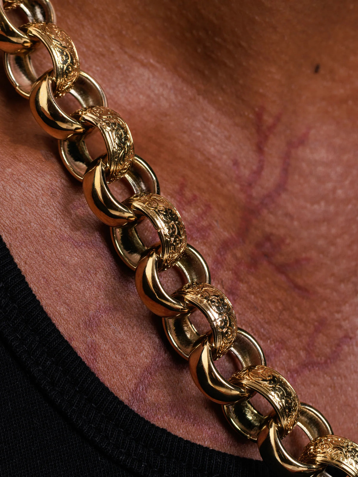 Close view of the engraved and plain links alternating on the 15mm belcher chain