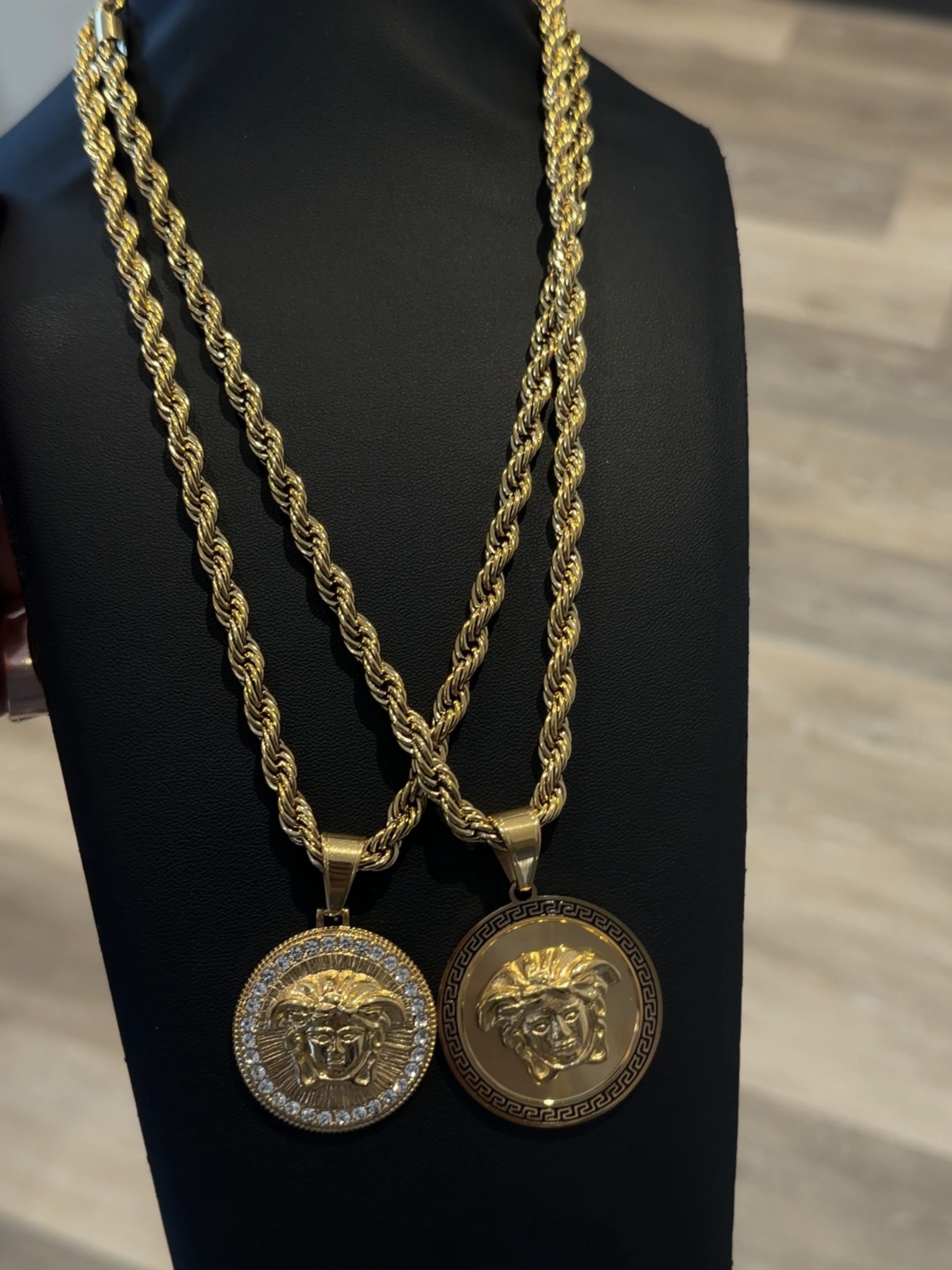 🎁 *NEW* Gold Filled Medusa Pendant On A 6mm Rope Chain (100% off)