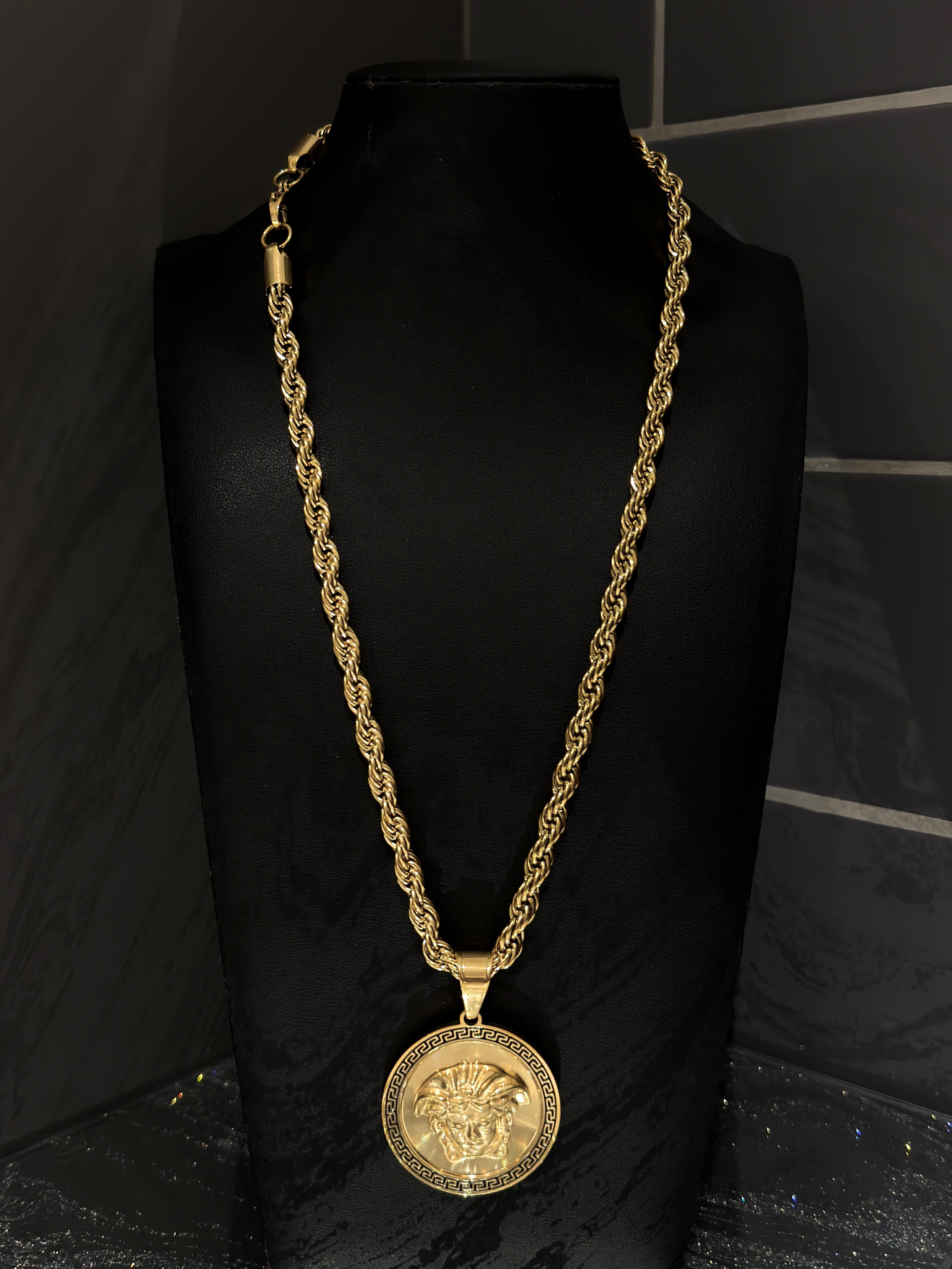 🎁 *NEW* Gold Filled Medusa Pendant On A 6mm Rope Chain (100% off)